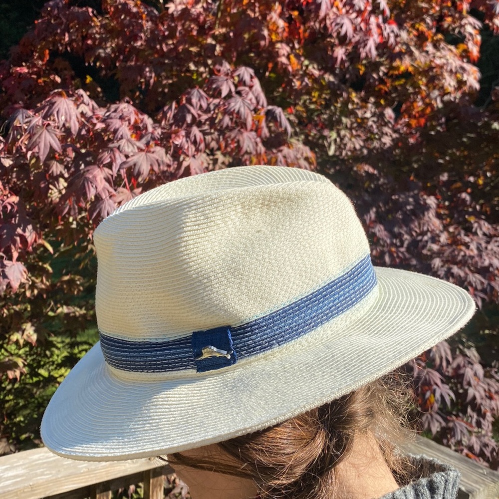Tommy Bahama  continental ToYo(straw) fedora Hat. Cream with blue ribbon. S/M